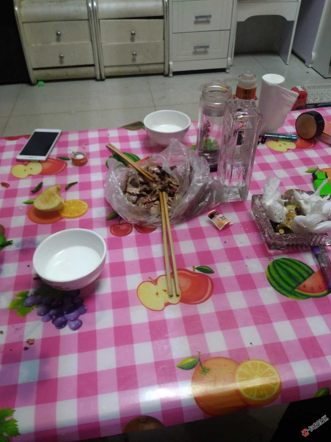 今天生日。兄弟过来陪我拿着酒跟肉。喝到明天早上。等着佰仟金融的家访和律 ...81 / 作者:peng-8500 / 