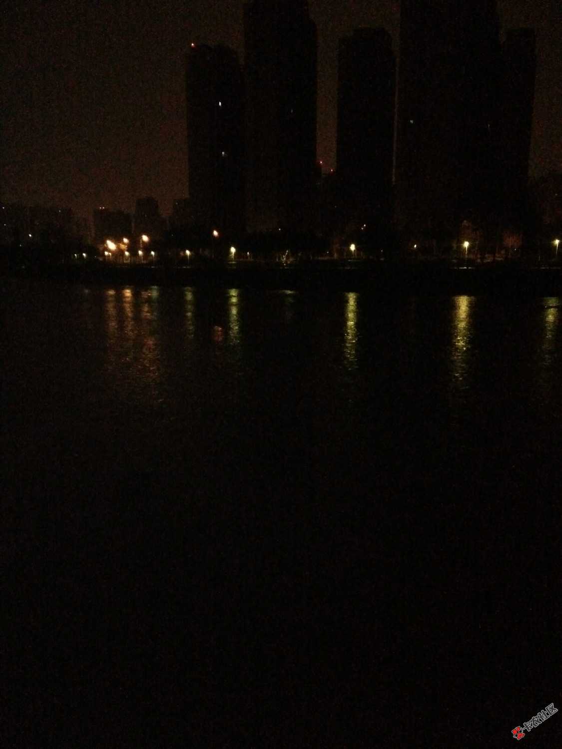 老铁们，马上天亮了……呵呵，快亮了，流浪了一晚上 ...3 / 作者:仿佛映当年 / 