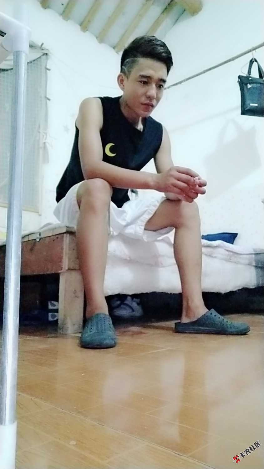 已经在蛋糕店里徘徊了两个小时，店员过来让我走，我不走。就这样我们起了冲突， ...19 / 作者:钱多多+96 / 