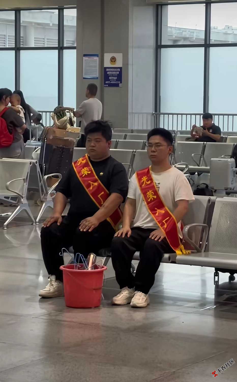 这是哪个老哥一大早提桶跑路

61 / 作者:姐姐深处的温暖 / 