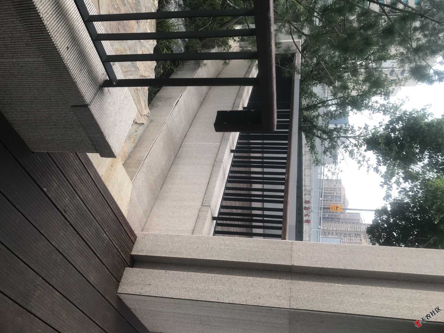 这个地方真是个挂壁的风水宝地一个凉亭下面就是公共场所旁边有个免费喝水的还有山还有21 / 作者:积吉负积极 / 