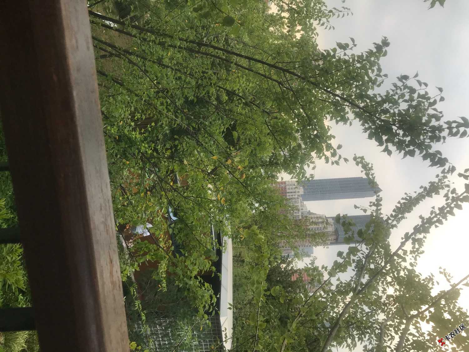 这个地方真是个挂壁的风水宝地一个凉亭下面就是公共场所旁边有个免费喝水的还有山还有72 / 作者:积吉负积极 / 